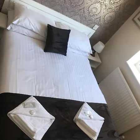 The Feathers 3* Blackpool