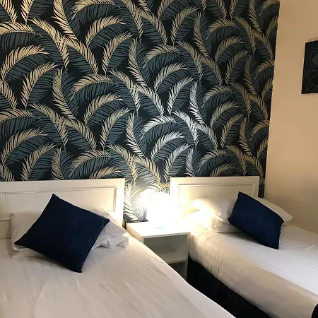 Bed & Breakfast The Feathers 3*