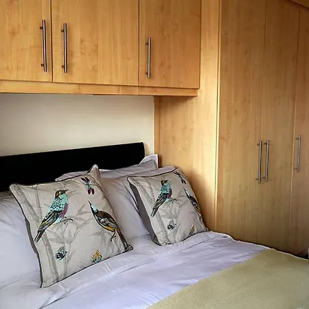 Bee Bungalow In *