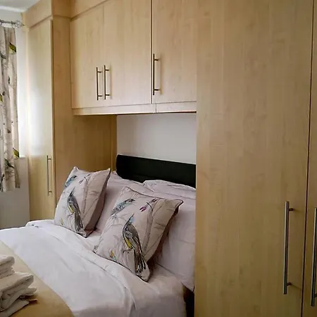 Bee Bungalow In *