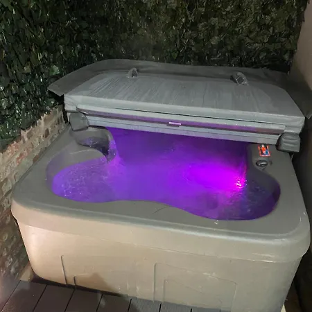 Edward Place Luxury Hot Tub Апартаменты *