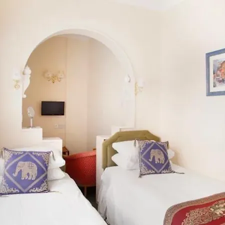 Tudor Rose Original Guest house 3*