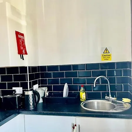 Comfy 1 Bed Budget Near Centre 3 *
