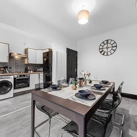 Luxury By The Sea, Beautiful 3 Bedroom House With Fast Wifi, King Bed, Lovely Garden! Blackpool's Finest Getaway Experience For Up To 8 Guests! Holiday home