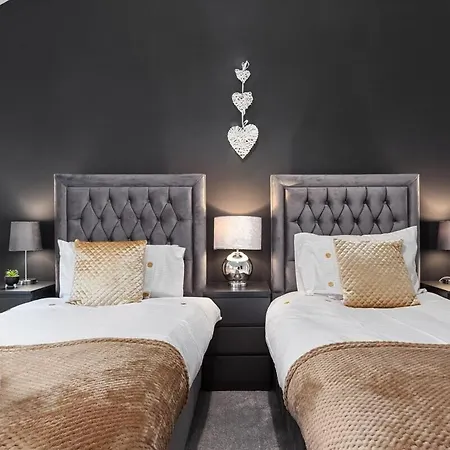 Luxury By The Sea, Beautiful 3 Bedroom House With Fast Wifi, King Bed, Lovely Garden! Blackpool's Finest Getaway Experience For Up To 8 Guests! Holiday home *