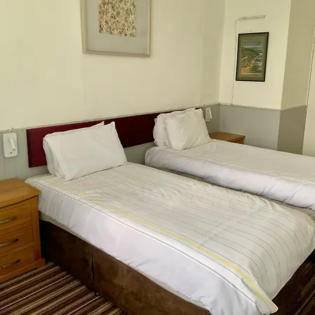 Bromptons Hotel *