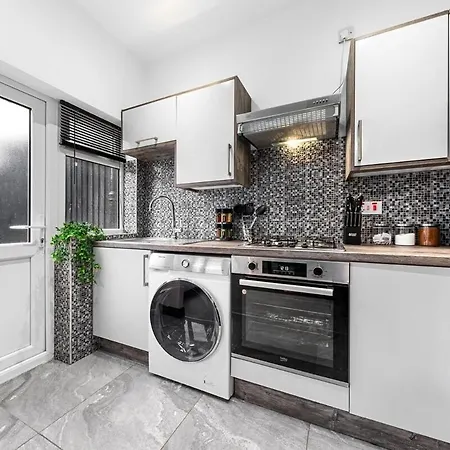 Luxury By The Sea, Beautiful 3 Bedroom House With Fast Wifi, King Bed, Lovely Garden! Blackpool's Finest Getaway Experience For Up To 8 Guests! * Blackpool