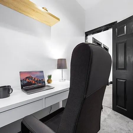 Luxury By The Sea, Beautiful 3 Bedroom House With Fast Wifi, King Bed, Lovely Garden! Blackpool's Finest Getaway Experience For Up To 8 Guests! Blackpool