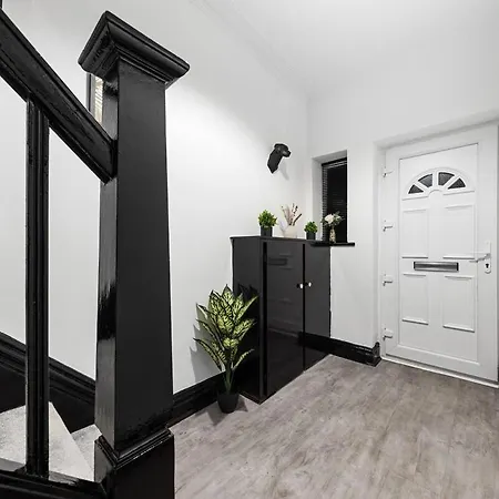 Luxury By The Sea, Beautiful 3 Bedroom House With Fast Wifi, King Bed, Lovely Garden! Blackpool's Finest Getaway Experience For Up To 8 Guests! *