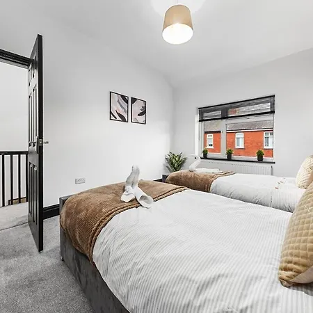 Holiday home Luxury By The Sea, Beautiful 3 Bedroom House With Fast Wifi, King Bed, Lovely Garden! Blackpool's Finest Getaway Experience For Up To 8 Guests! *