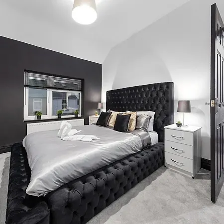 Luxury By The Sea, Beautiful 3 Bedroom House With Fast Wifi, King Bed, Lovely Garden! Blackpool's Finest Getaway Experience For Up To 8 Guests! Holiday home