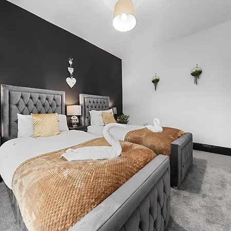 Luxury By The Sea, Beautiful 3 Bedroom House With Fast Wifi, King Bed, Lovely Garden! Blackpool's Finest Getaway Experience For Up To 8 Guests!