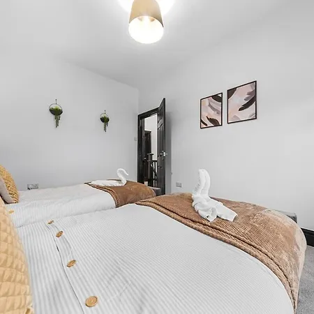 Luxury By The Sea, Beautiful 3 Bedroom House With Fast Wifi, King Bed, Lovely Garden! Blackpool's Finest Getaway Experience For Up To 8 Guests! * Blackpool