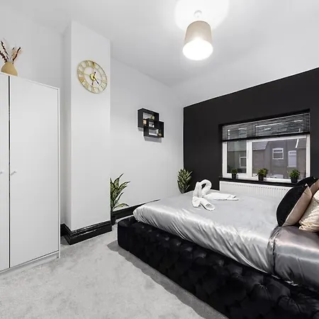 Holiday home Luxury By The Sea, Beautiful 3 Bedroom House With Fast Wifi, King Bed, Lovely Garden! Blackpool's Finest Getaway Experience For Up To 8 Guests!