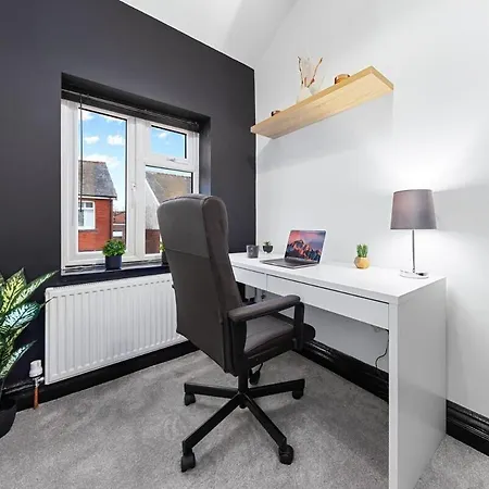 Luxury By The Sea, Beautiful 3 Bedroom House With Fast Wifi, King Bed, Lovely Garden! Blackpool's Finest Getaway Experience For Up To 8 Guests! Holiday home *