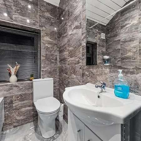 Holiday home Luxury By The Sea, Beautiful 3 Bedroom House With Fast Wifi, King Bed, Lovely Garden! Blackpool's Finest Getaway Experience For Up To 8 Guests! Blackpool