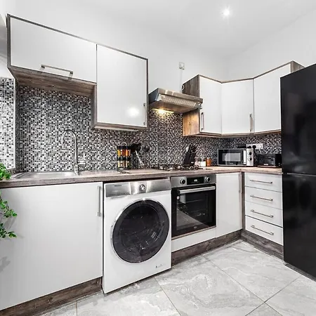 Luxury By The Sea, Beautiful 3 Bedroom House With Fast Wifi, King Bed, Lovely Garden! Blackpool's Finest Getaway Experience For Up To 8 Guests!