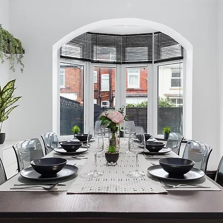 Luxury By The Sea, Beautiful 3 Bedroom House With Fast Wifi, King Bed, Lovely Garden! Blackpool's Finest Getaway Experience For Up To 8 Guests! Holiday home *