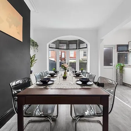 Luxury By The Sea, Beautiful 3 Bedroom House With Fast Wifi, King Bed, Lovely Garden! Blackpool's Finest Getaway Experience For Up To 8 Guests! * Blackpool
