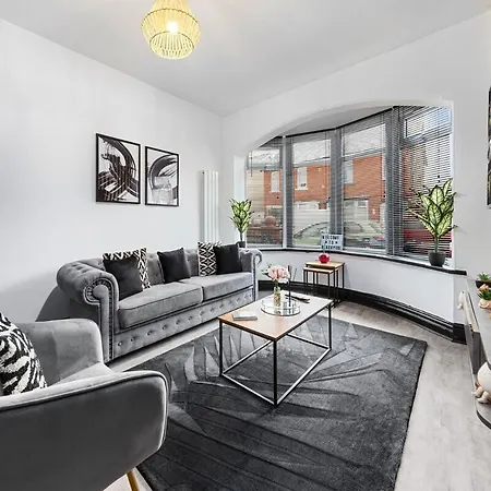 Luxury By The Sea, Beautiful 3 Bedroom House With Fast Wifi, King Bed, Lovely Garden! Blackpool's Finest Getaway Experience For Up To 8 Guests! Blackpool