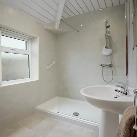Arnside - Spacious 10-bedroom Seaside *