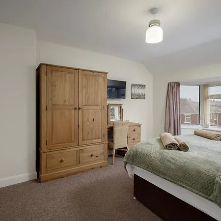 Arnside - Spacious 10-bedroom Seaside Vakantiehuis Blackpool