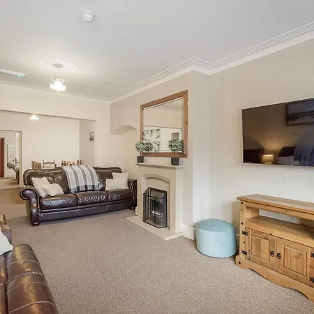 Arnside - Spacious 10-bedroom Seaside Blackpool