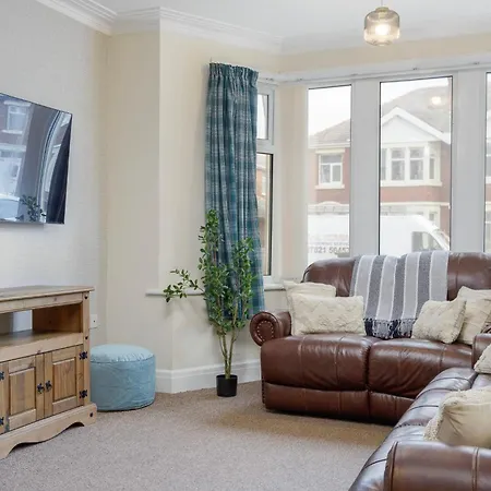 Arnside - Spacious 10-bedroom Seaside * Blackpool