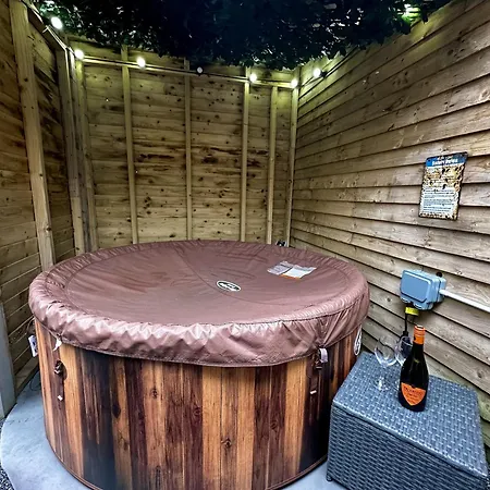 アパート Luxury Hottub & Jacuzzi *