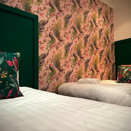 Holiday home Sleeps10-parking-garden-hottub-petfriendly *