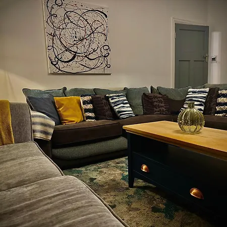 Holiday home Sleeps10-parking-garden-hottub-petfriendly