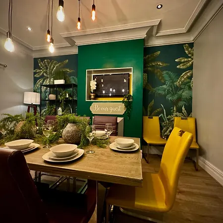 Sleeps10-parking-garden-hottub-petfriendly