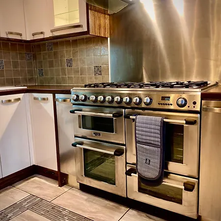 Sleeps10-parking-garden-hottub-petfriendly