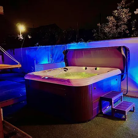 Sleeps10-parking-garden-hottub-petfriendly Holiday home