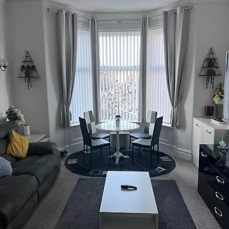 Victoria House - Self Catering Quiet - Adult Singles And Couples Only 블랙풀