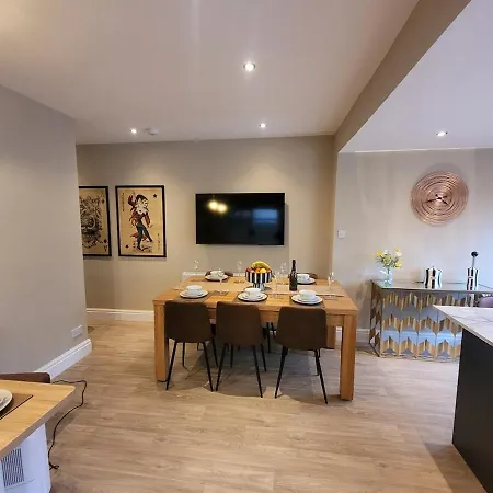 Nyaraló Tower - Hot Tub Sleeps 14 *
