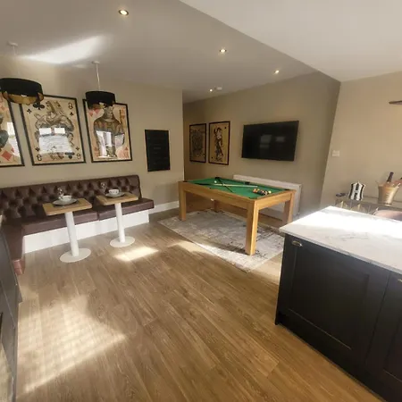 Nyaraló Tower - Hot Tub Sleeps 14 Blackpool