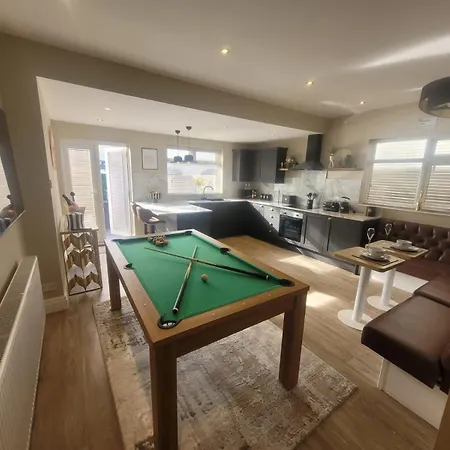 Tower - Hot Tub Sleeps 14 * Blackpool