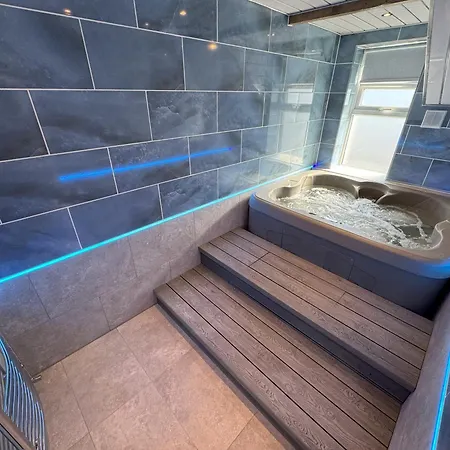 Edward Place Luxury Hot Tub Апартаменты Блэкпул