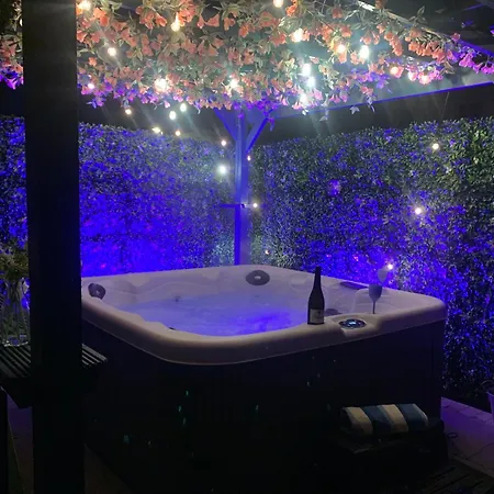 Tower - Hot Tub Sleeps 14