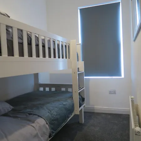Holiday home New 4 Bed House Close To Train Station And Town
