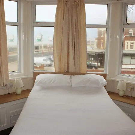 Hotel The Colwyn - Near Pleasure Blackpool