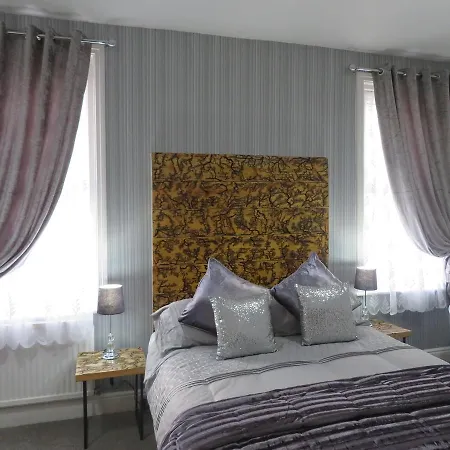 فندق Waters Edge 3*