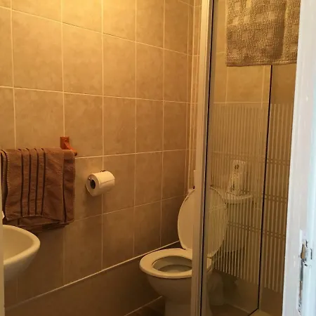 Camelot House Bed & Breakfast 3*