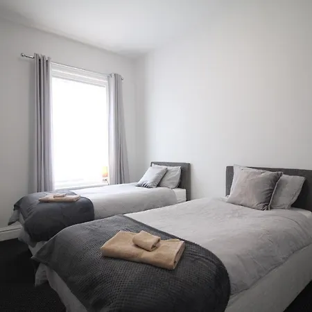 Egerton Choice - Town Centre - Modern And Spacious - Large Holiday home *