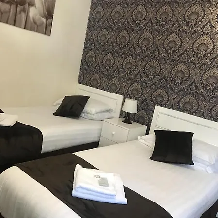 The Feathers 3* Blackpool