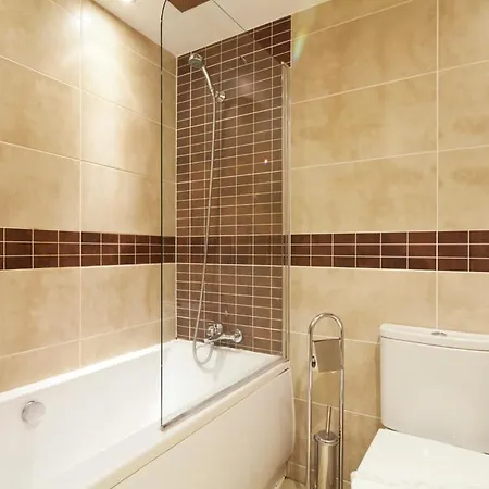 Queens Mansions: Lakeland Apartment