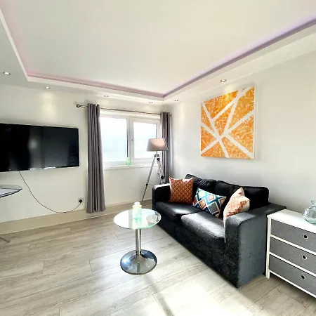 Kennedy House By Service Apartment