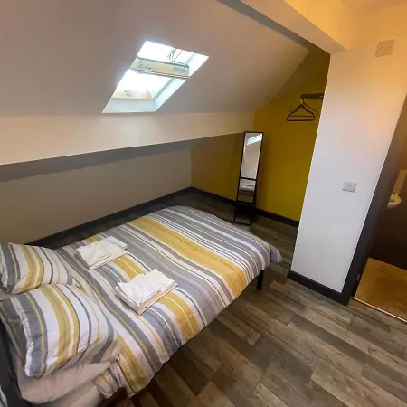 The Willow - Superb Spacious 3 Bed Room Apartment *