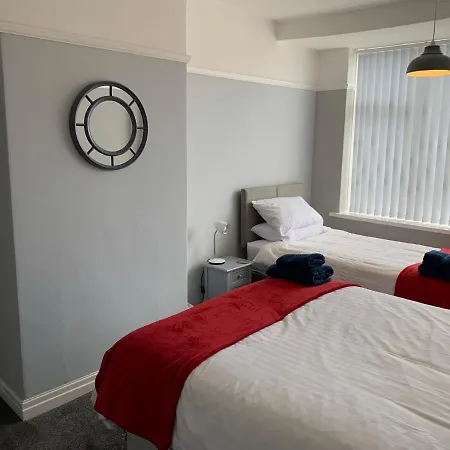 Modern Fully Refurbished 3 Bedroom *